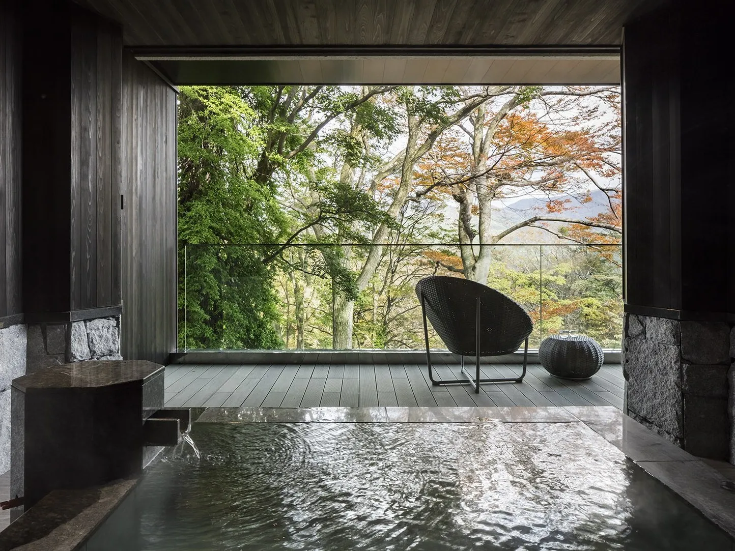 箱根の露天風呂付き客室で、静寂に浸るひとときを。