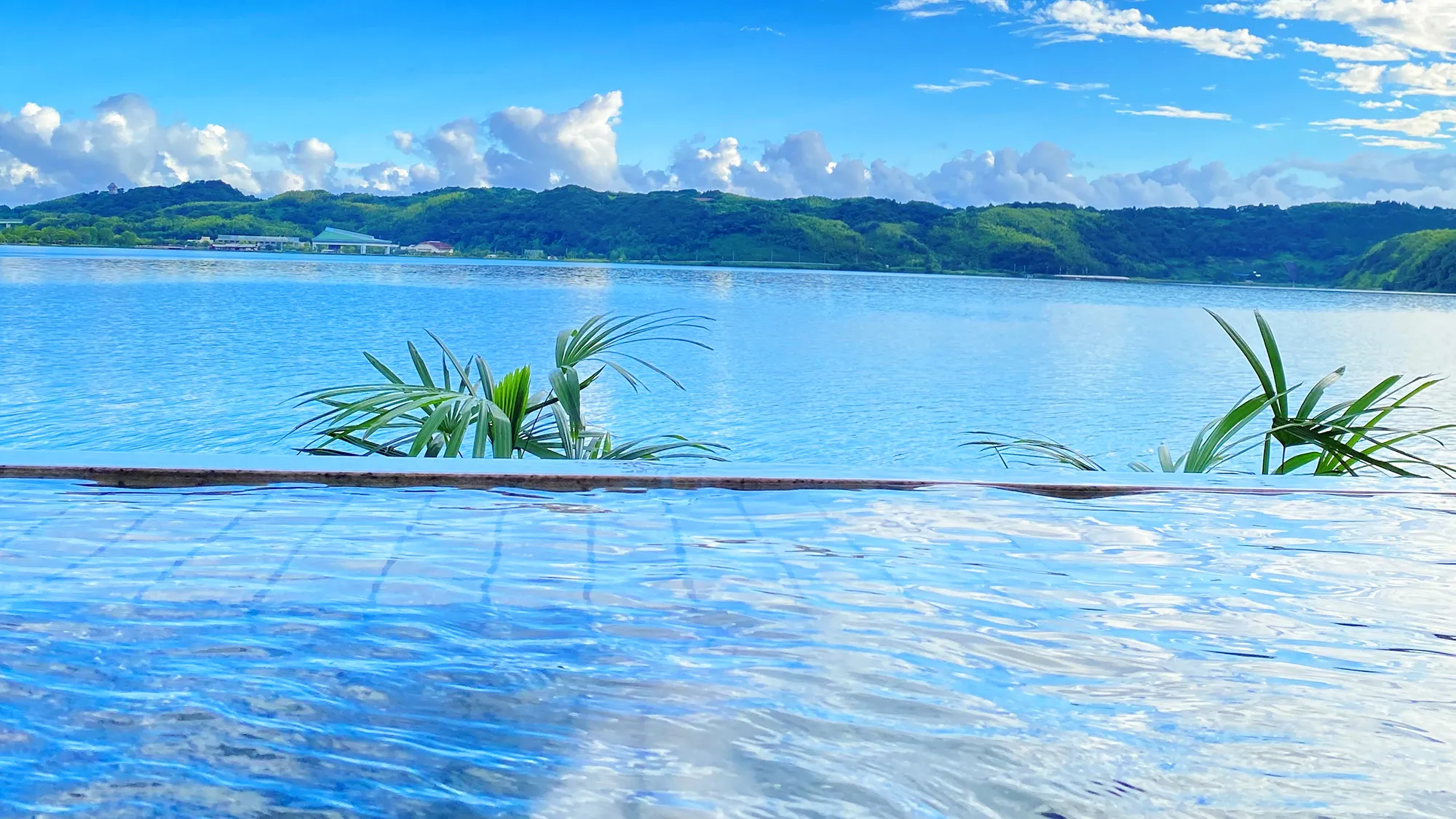 湖上に浮かぶ絶景の宿 はわい温泉 千年亭