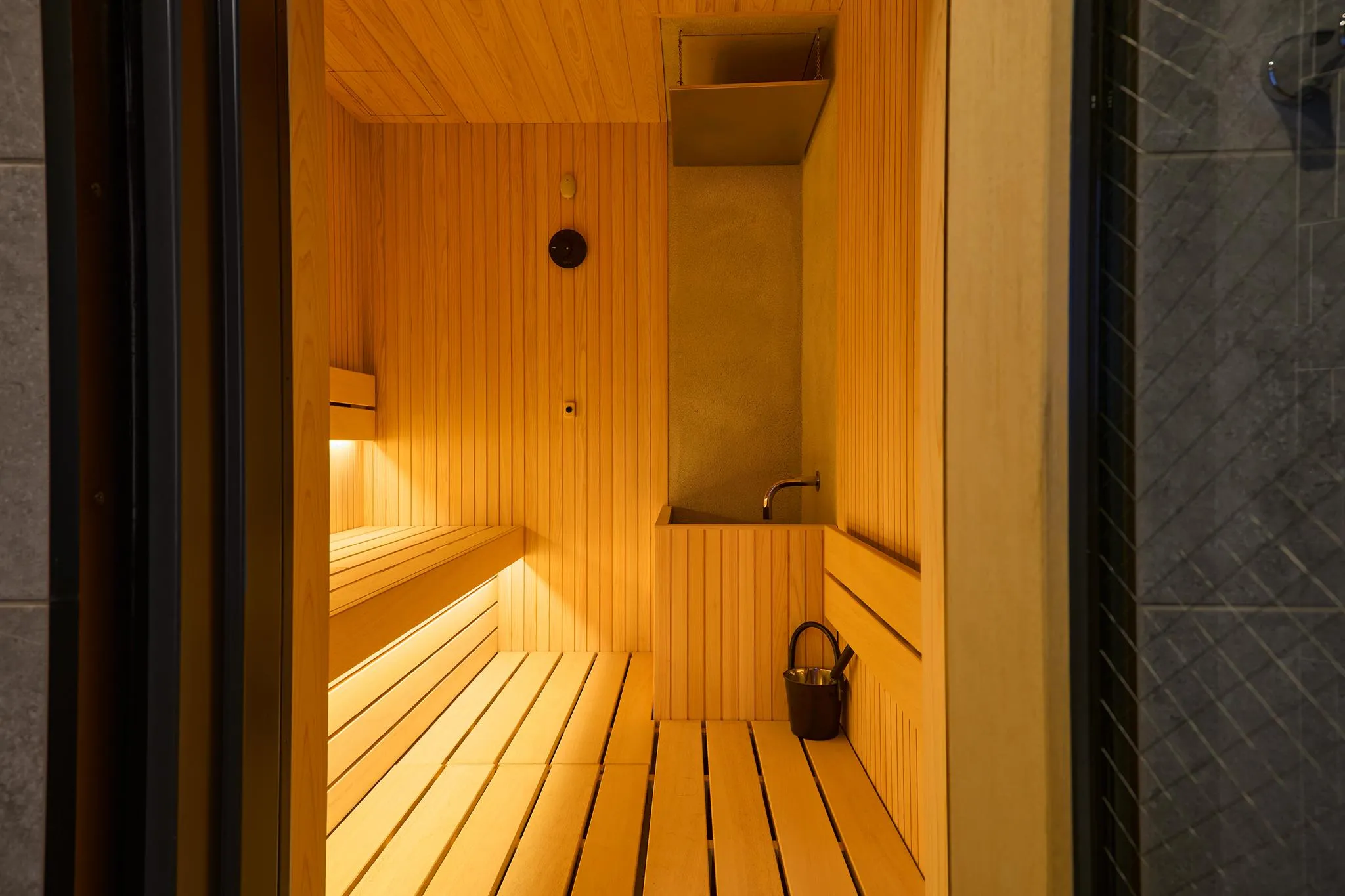 BASE LAYER HOTEL 名古屋錦