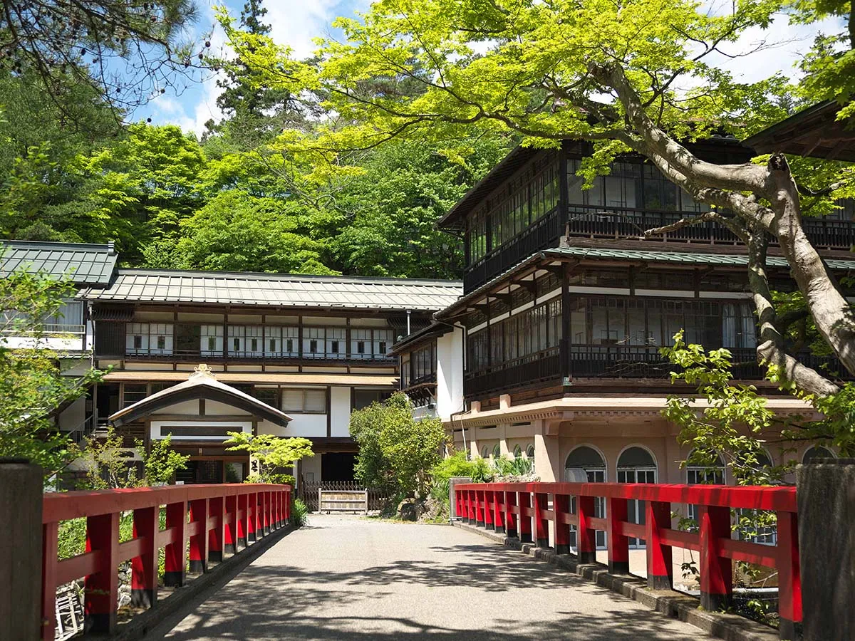 古きよきを愉しむ。日本最古の木造湯宿「積善館（佳松亭・山荘）」で何もしない贅沢を。