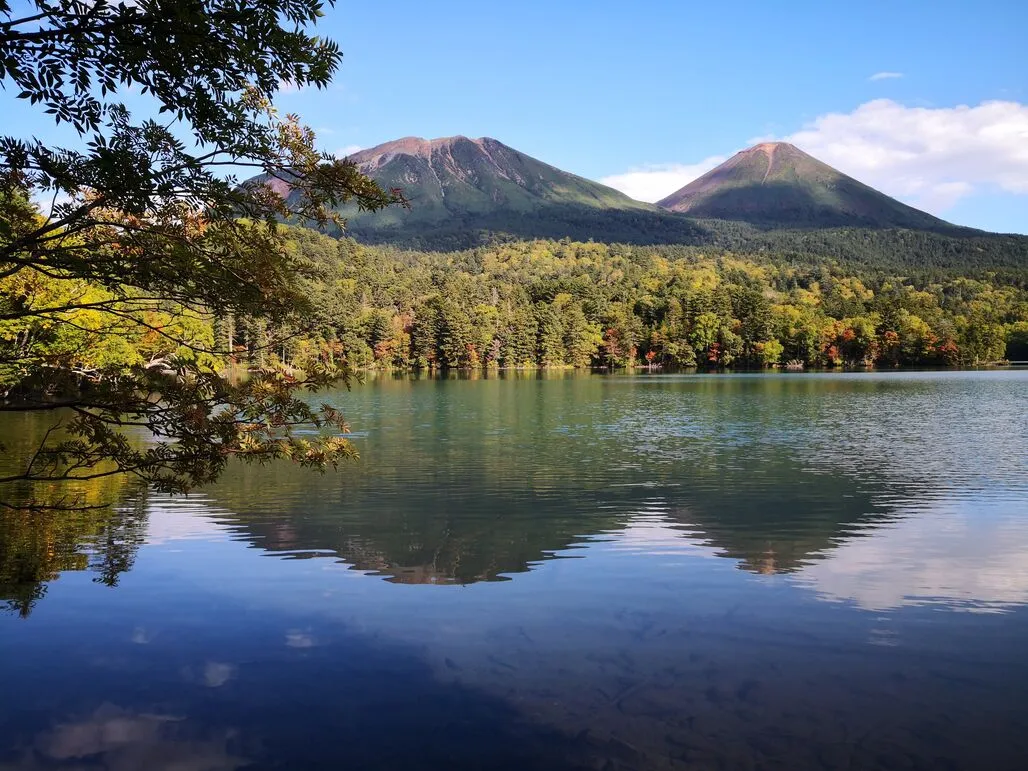 送料無料)未使用 北海道 アイヌ ご当地 観光地 登山 山登り 旅行 記念 山バッジ ピンバッジ PINS ピンズ A16661