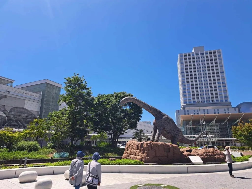 福井駅（駅前恐竜広場）
