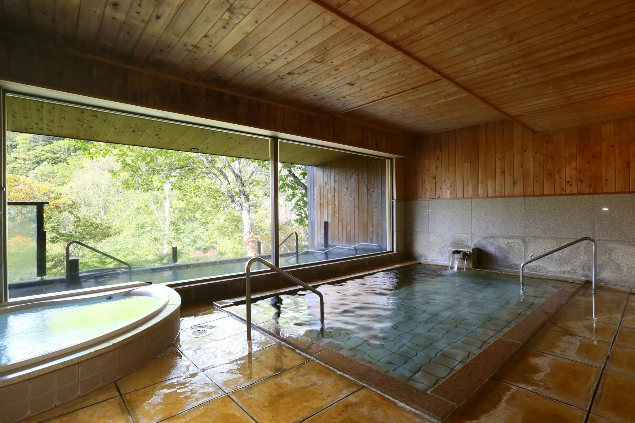 志賀高原 白い温泉 渓谷の湯