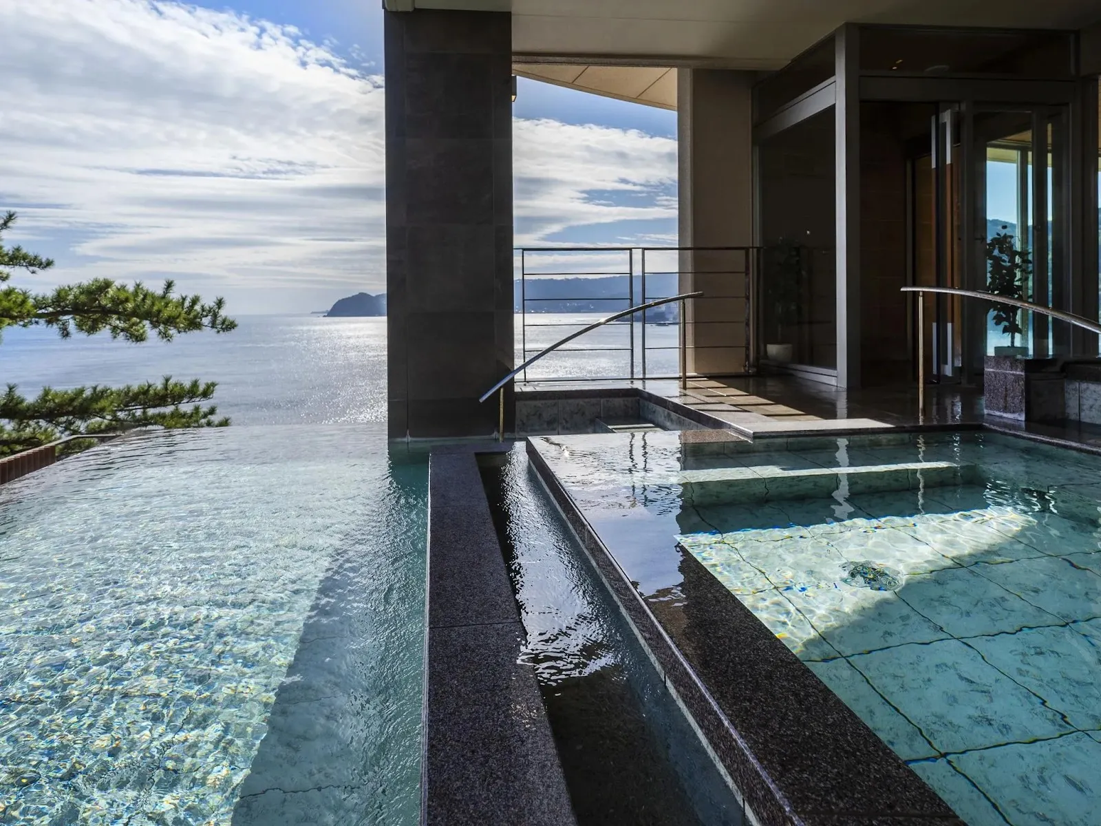 	
ホテルニューアカオ