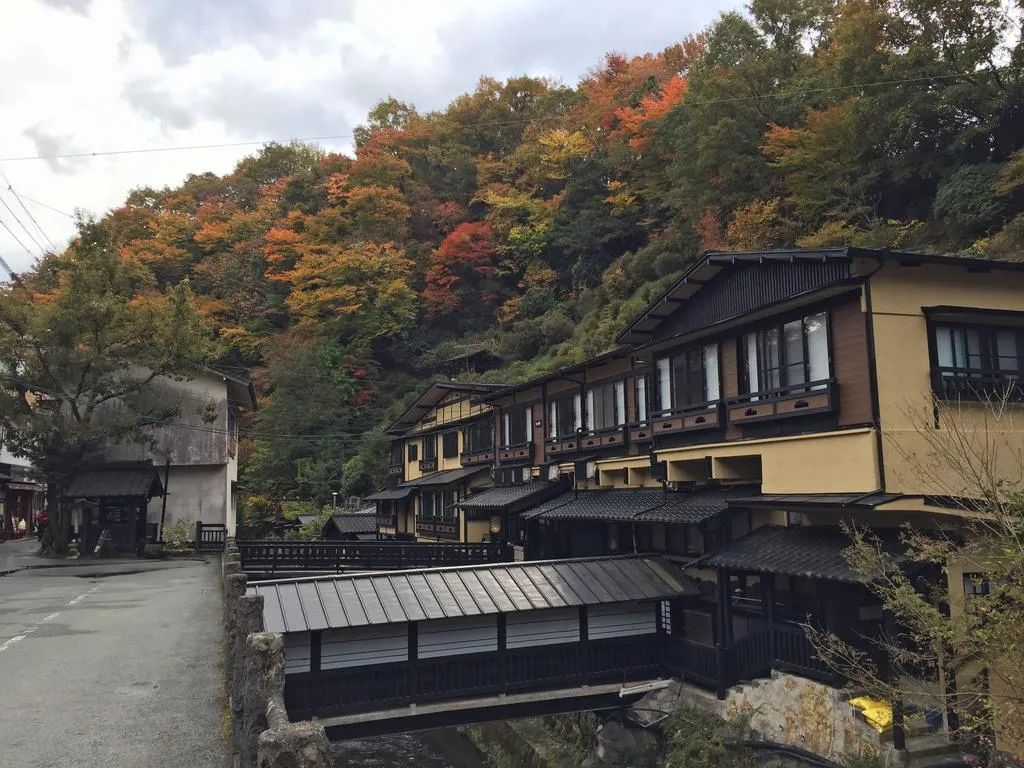 丸鈴橋と川沿い遊歩道