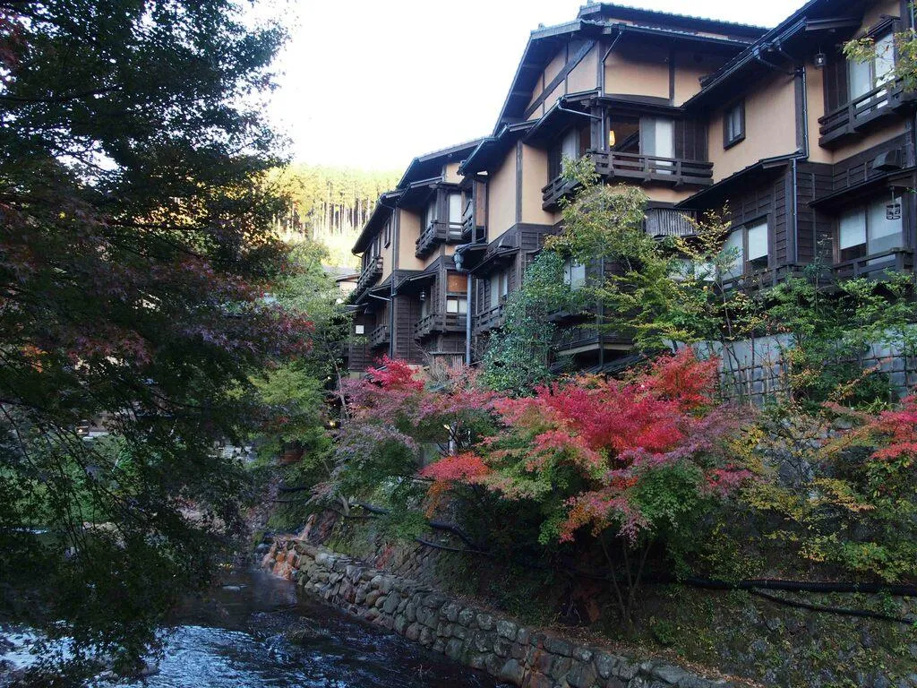 丸鈴橋と川沿い遊歩道