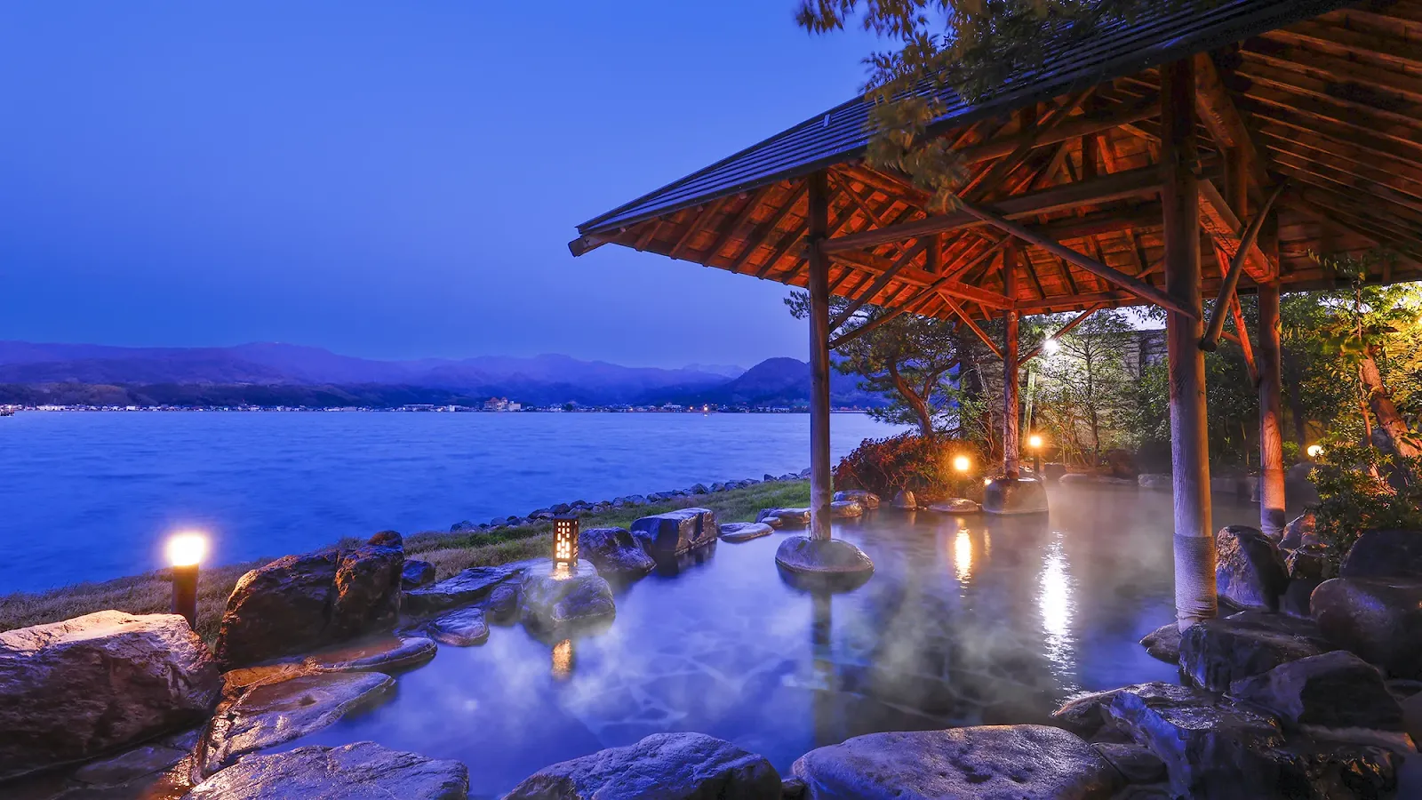 湖上に浮かぶ絶景の宿 はわい温泉 千年亭